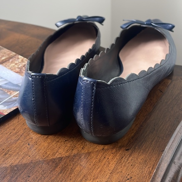 Adorable dark navy Kate Spade ballet flats with bow and scalloped detail - Picture 5 of 7